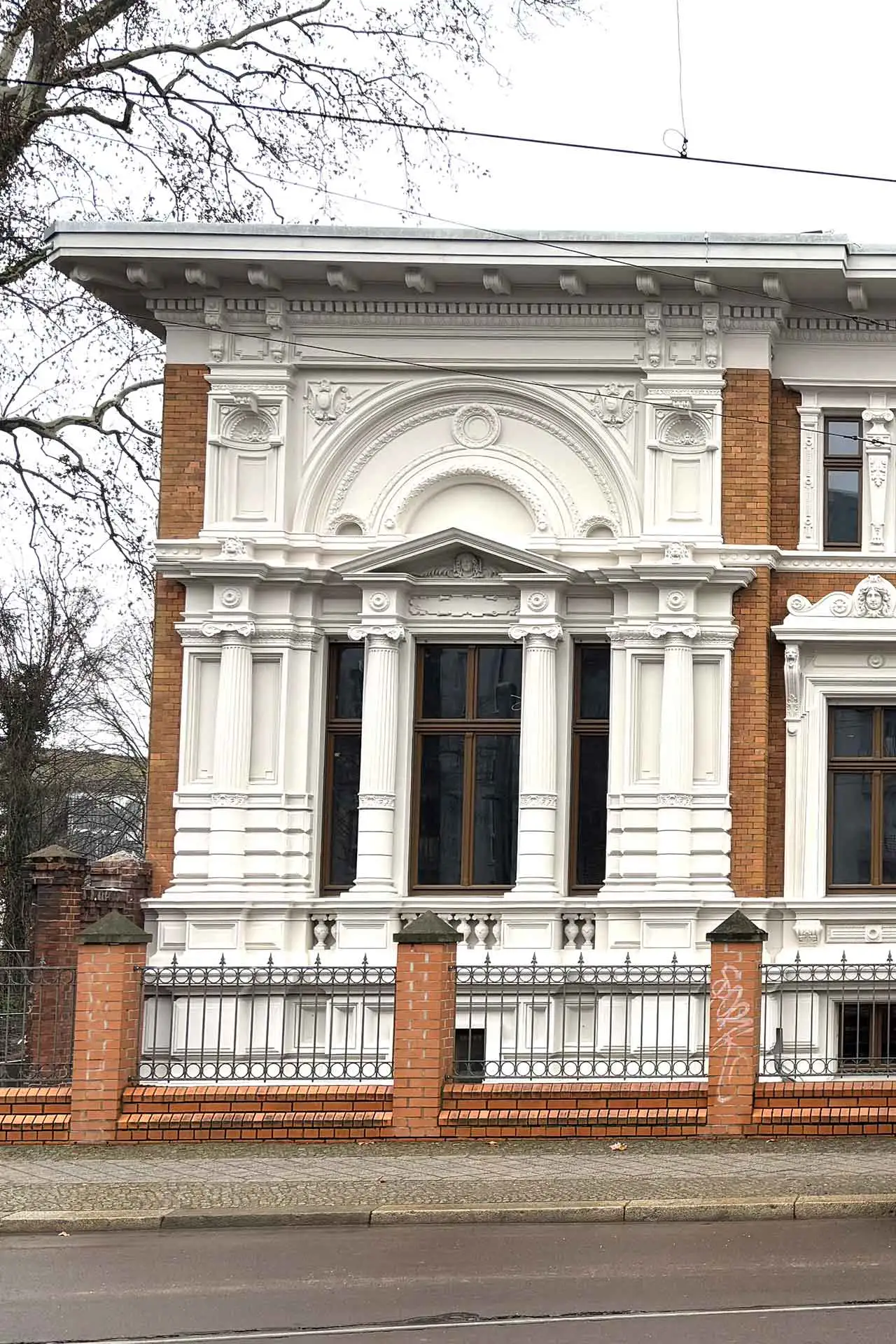 Franke Stuck und Putz GmbH - Wir geben Ihrem Haus das Gesicht. - Stuck & Putz vom Meisterbetrieb. - Leistungen - Sanierung denkmal­geschützter Fassaden